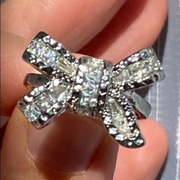 Jewelry - Size 6 Baguette bow shiny zirconia ring